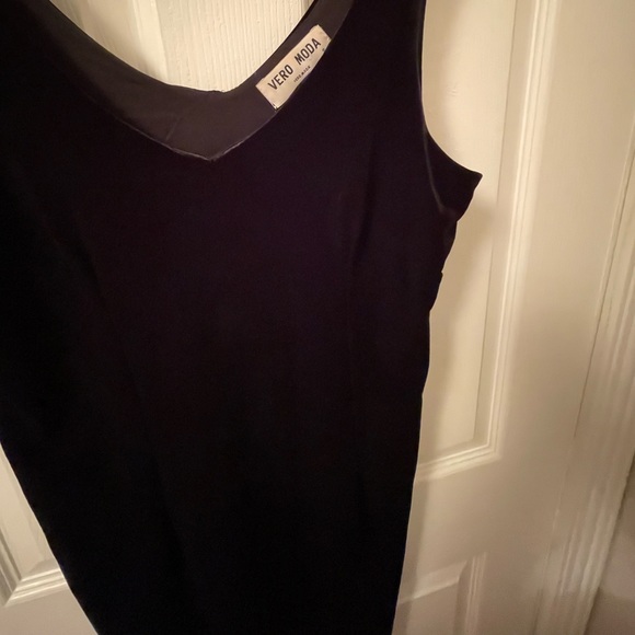 Vero Moda Velour Dress - Picture 3 of 3